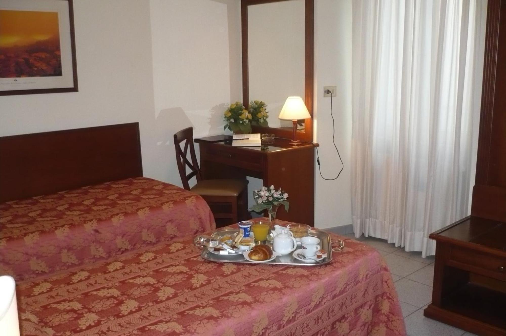 Hotel Pavone Milano Esterno foto