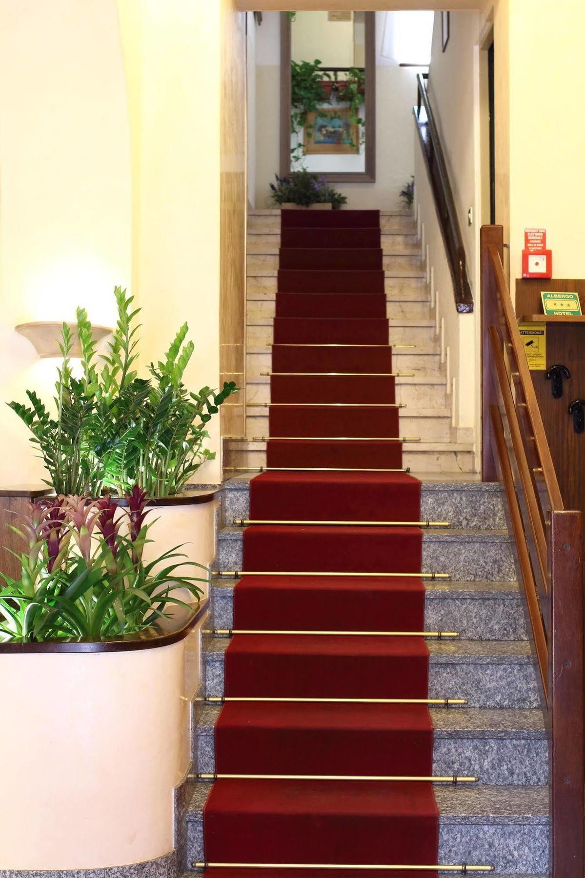 Hotel Pavone Milano Esterno foto