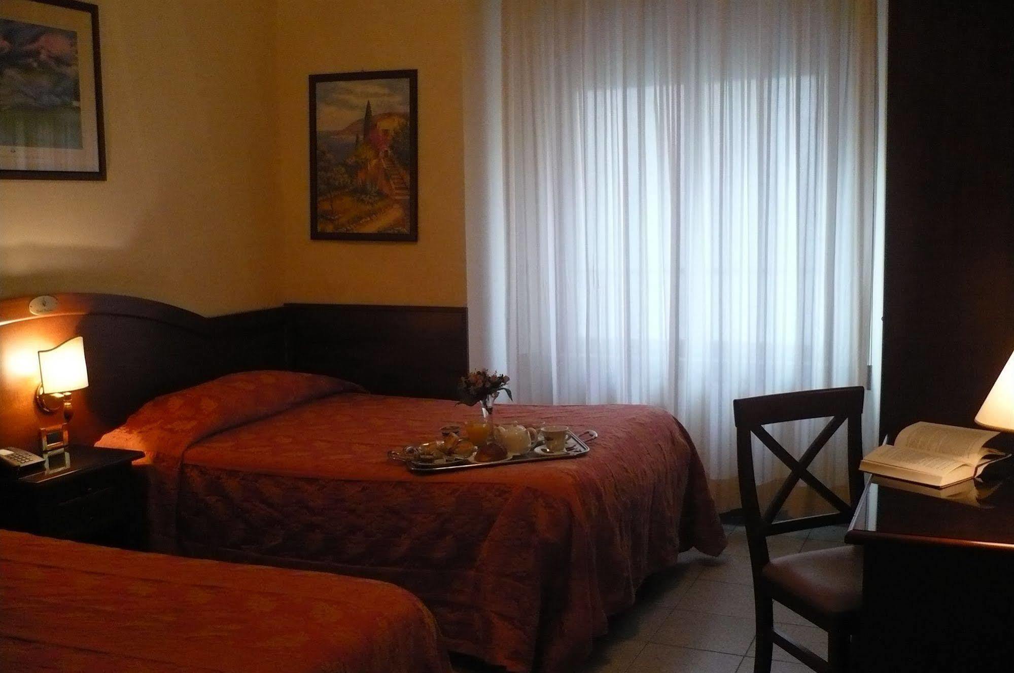 Hotel Pavone Milano Esterno foto